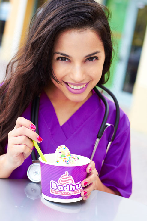 Chica disfrutando de Yohurt Helado